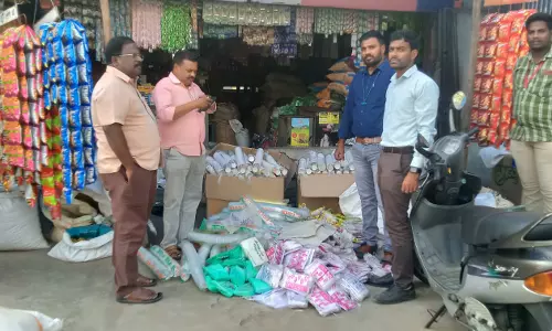 திருச்செங்கோட்டில் திடீர் சோதனை: 1 டன் பிளாஸ்டிக் பொருட்கள் பறிமுதல்-10 கடைக்காரர்களுக்கு அபராதம்