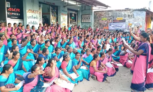 நாமக்கல் மாவட்டத்தில் அங்கன்வாடி ஊழியர்கள் ஆர்ப்பாட்டம்