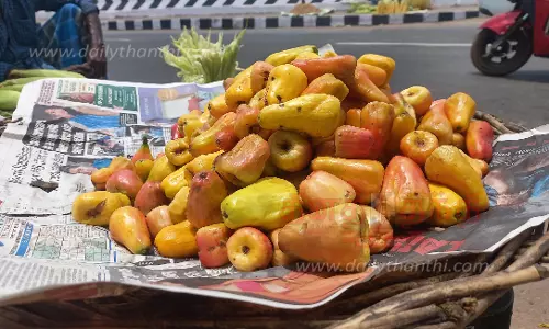 திருவாரூருக்கு விற்பனைக்கு வந்த முந்திரி பழங்கள்