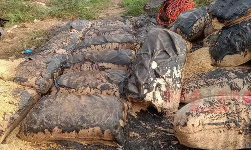 நெல்கொள்முதல் நிலையத்தில் மூடப்பட்ட தார்ப்பாய் தீப்பிடித்து எரிந்தது