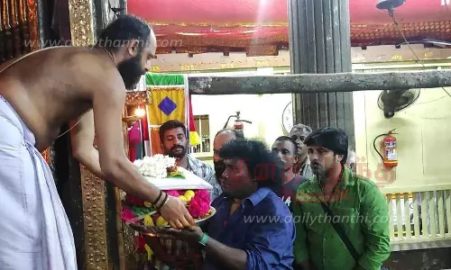 மண்டைக்காடு பகவதி அம்மன் கோவிலில் நடிகர் யோகிபாபு சாமி தரிசனம்