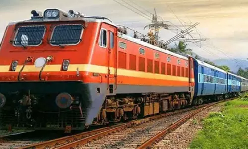 டிக்கெட் முன்பதிவில் முதியோர், பெண்களுக்கு தானாகவே கீழ் பெர்த் கிடைக்க வழிவகை- ரெயில்வே அமைச்சர் தகவல் டிக்கெட் முன்பதிவில் முதியோர், பெண்களுக்கு தானாகவே கீழ் பெர்த் கிடைக்க வழிவகை- ரெயில்வே அமைச்சர் தகவல்