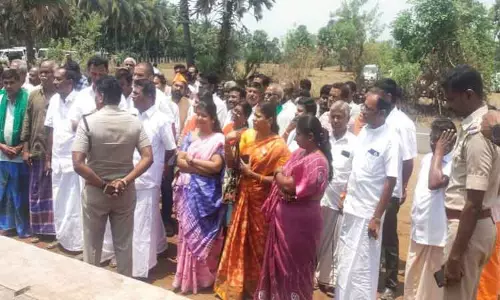 கேரளாவுக்கு கனிமவளங்கள் கடத்துவதை தடுக்கக்கோரிவிவசாயிகளுடன் பா.ஜனதாவினர் உண்ணாவிரத போராட்டம் நடத்த முயற்சி-அதிகாரிகள் பேச்சுவார்த்தையால் தற்காலிகமாக ஒத்திவைப்பு