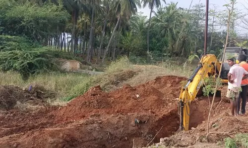 சின்னமனூரில்மதுரை கூட்டுக்குடிநீர் திட்டத்திற்காக ராட்சத குழாய் பதிக்கும் பணி:கண்மாய் கரை உடையும் அபாயம்