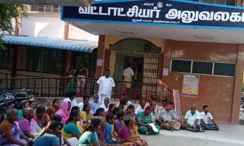 கூட்டத்திற்கு அதிகாரிகள் வராததால் தாலுகா அலுவலகத்தை பொதுமக்கள் முற்றுகை கூட்டத்திற்கு அதிகாரிகள் வராததால் தாலுகா அலுவலகத்தை பொதுமக்கள் முற்றுகை