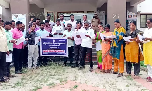 நல்லம்பள்ளியில்கிராம நிர்வாக அலுவலர் முன்னேற்ற சங்கத்தினர் ஆர்ப்பாட்டம்