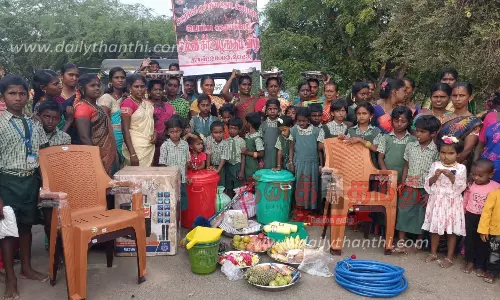 அரசு பள்ளிக்கு பெற்றோர் வழங்கிய கல்வி சீர்வரிசை