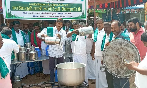 விவசாயிகள் பால் காய்ச்சும் போராட்டம்