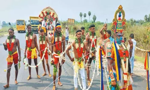 திருத்தணி  திரவுபதியம்மன் கோவில் திருவிழாவில் அலகு குத்தி பக்தர்கள் நேர்த்தி கடன்