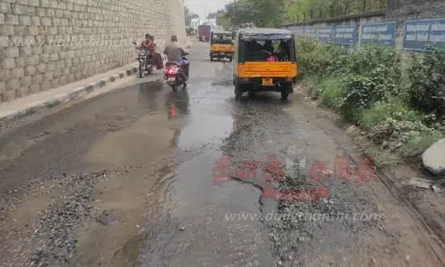 சாலையில் ஓடும் கழிவுநீரால் நோய் பரவும் அபாயம்