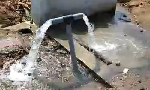 வடமதுரை அருகே பொதுக்குழாயில் வீணாகும் குடிநீர்