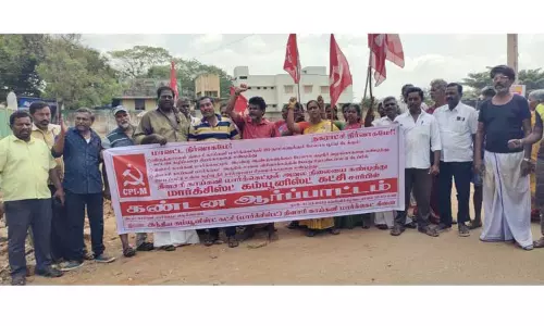 விருத்தாசலம் காய்கறி மார்க்கெட்டில்மார்க்சிஸ்ட் கம்யூனிஸ்டு கட்சியினர் ஆர்ப்பாட்டம் விருத்தாசலம் காய்கறி மார்க்கெட்டில்மார்க்சிஸ்ட் கம்யூனிஸ்டு கட்சியினர் ஆர்ப்பாட்டம்