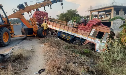 பரமத்திவேலூர் காவிரி பாலம் அருகே அந்தரத்தில் தொங்கிய லாரி