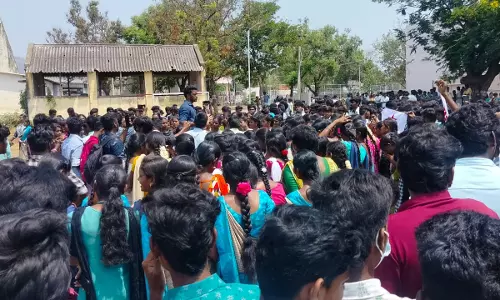 ராசிபுரம் அரசு கலைக் கல்லூரியில் மாணவர்கள் ஆர்ப்பாட்டம்