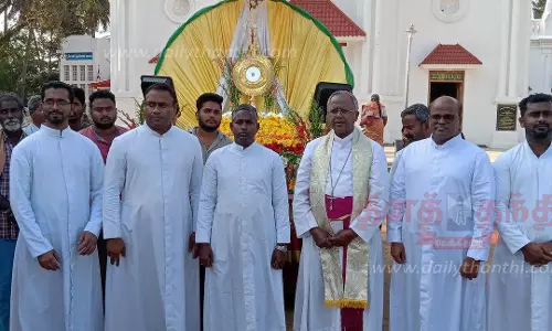 பூண்டி மாதா பேராலயத்தில் திருச்சிலுவை பவனி