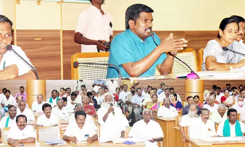 பால் கொள்முதல் விலையை அரசு உயர்த்தி வழங்க வேண்டும்-குறைதீர் கூட்டத்தில் விவசாயிகள் வலியுறுத்தல்