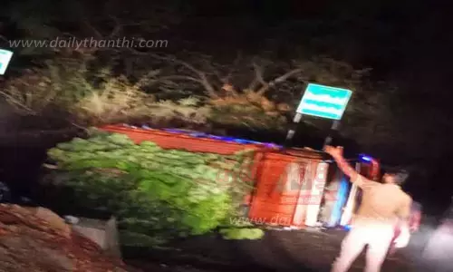 திம்பம் மலைப்பாதையில் வேன் கவிழ்ந்து விபத்து