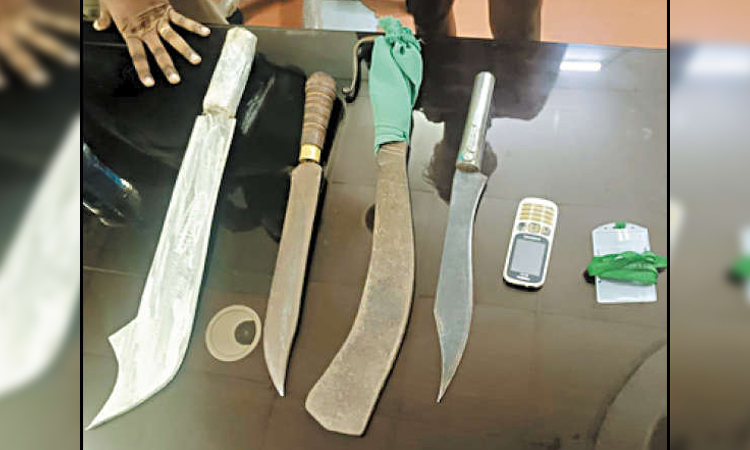 கோயம்பேடு அருகே பட்டா கத்திகளுடன் சிக்கிய கல்லூரி மாணவர் - ரூட் தல பிரச்சினையா? போலீசார் விசாரணை