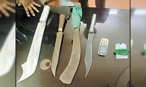 கோயம்பேடு அருகே பட்டா கத்திகளுடன் சிக்கிய கல்லூரி மாணவர் - ரூட் தல பிரச்சினையா? போலீசார் விசாரணை கோயம்பேடு அருகே பட்டா கத்திகளுடன் சிக்கிய கல்லூரி மாணவர் - ரூட் தல பிரச்சினையா? போலீசார் விசாரணை