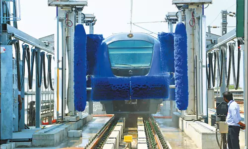 மெட்ரோ ரெயில் பராமரிப்புக்காக விம்கோ நகர் மெட்ரோ பணிமனையில் தானியங்கி ரெயில் கழுவும் ஆலை திறப்பு மெட்ரோ ரெயில் பராமரிப்புக்காக விம்கோ நகர் மெட்ரோ பணிமனையில் தானியங்கி ரெயில் கழுவும் ஆலை திறப்பு