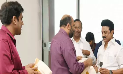 வைக்கம் போராட்ட நூற்றாண்டு விழா: கேரளா சென்றார் முதல்-அமைச்சர் மு.க.ஸ்டாலின் வைக்கம் போராட்ட நூற்றாண்டு விழா: கேரளா சென்றார் முதல்-அமைச்சர் மு.க.ஸ்டாலின்