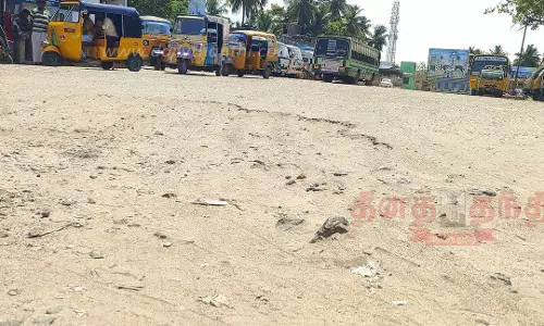 புதிய பஸ் நிலையத்தில் சேதம் அடைந்த சாலை