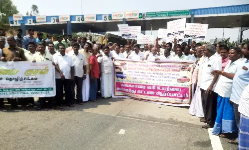 சுங்கச்சாவடி கட்டண உயர்வை திரும்பப் பெறக்கோரி லாரி உரிமையாளர்கள் ஆர்ப்பாட்டம்