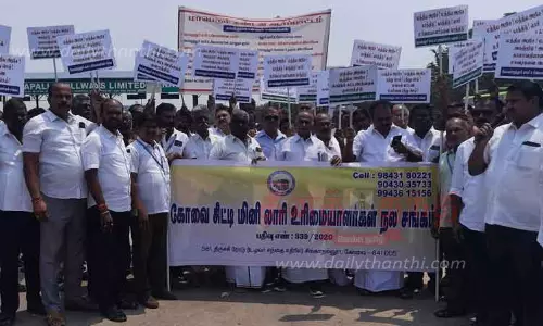 சுங்க கட்டண உயர்வை கண்டித்துலாரி உரிமையாளர்கள் ஆர்ப்பாட்டம்