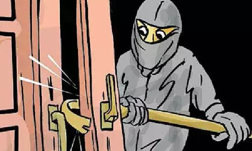 கோபிநாதம்பட்டி அருகே வீட்டின் பூட்டை உடைத்து நகைகள் திருட்டு