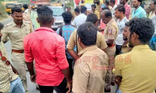 பஸ்சின் படியில் தொங்கியபடி வந்ததை கேட்ட கண்டக்டர் மீது தாக்குதல் பஸ்சின் படியில் தொங்கியபடி வந்ததை கேட்ட கண்டக்டர் மீது தாக்குதல்