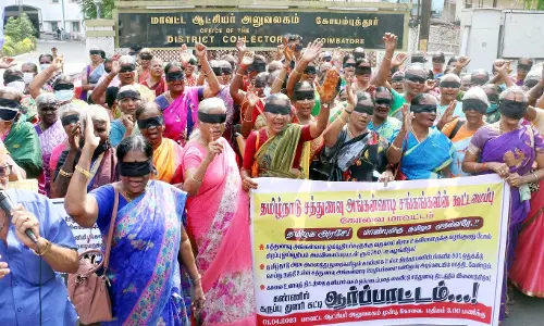 கண்களில் கருப்புத்துணியை கட்டி ஆர்ப்பாட்டம்