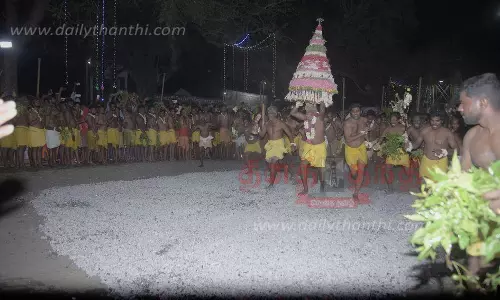 பக்தர்கள் தீக்குண்டம் இறங்கி நேர்த்திக்கடன்