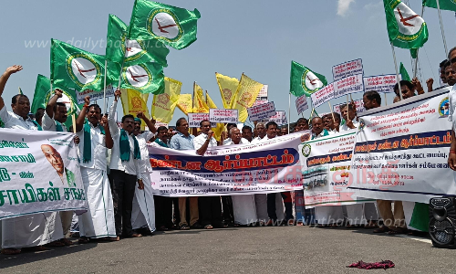 சுங்க சாவடியை முற்றுகையிட்டு லாரி உரிமையாளர்கள் ஆர்ப்பாட்டம்