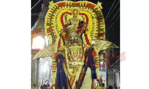 வெள்ளி கருட வாகனத்தில் பெருமாள்