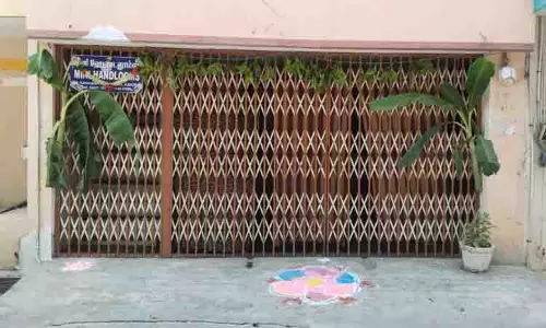 ஏப்ரல் 1-ந்தேதியை  நிறுவனங்களில் வாழைமரங்கள், தோரணங்கள் கட்டி வரவேற்ற வர்த்தகர்கள்