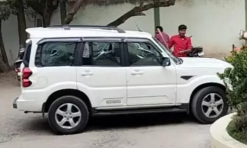 நகரமன்ற தலைவர் கார் கண்ணாடி உடைப்பு