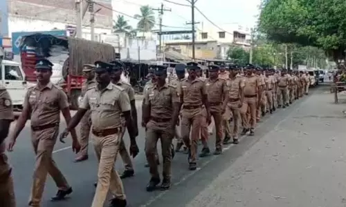 தேர்த்திருவிழாவையொட்டி போலீசார் கொடி அணிவகுப்பு