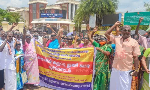 கண்களில் கருப்புத்துணி கட்டி சத்துணவு, அங்கன்வாடி ஊழியர்கள் ஆர்ப்பாட்டம்