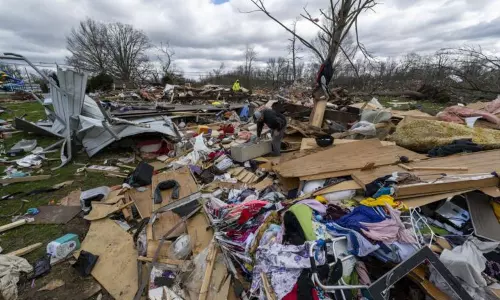 அமெரிக்காவில் சக்தி வாய்ந்த சூறாவளி தாக்குதலில் சிக்கி 18 பேர் பலி