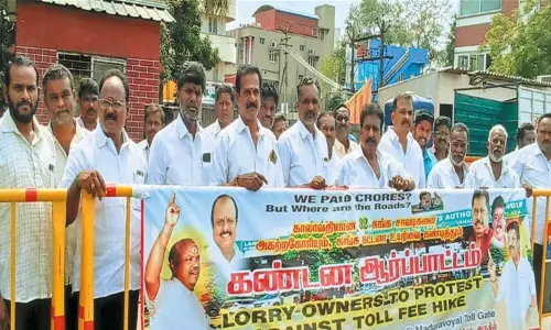 சுங்கச்சாவடி கட்டண உயர்வை கண்டித்து தமிழகத்தில் லாரி உரிமையாளர்கள் போராட்டம்