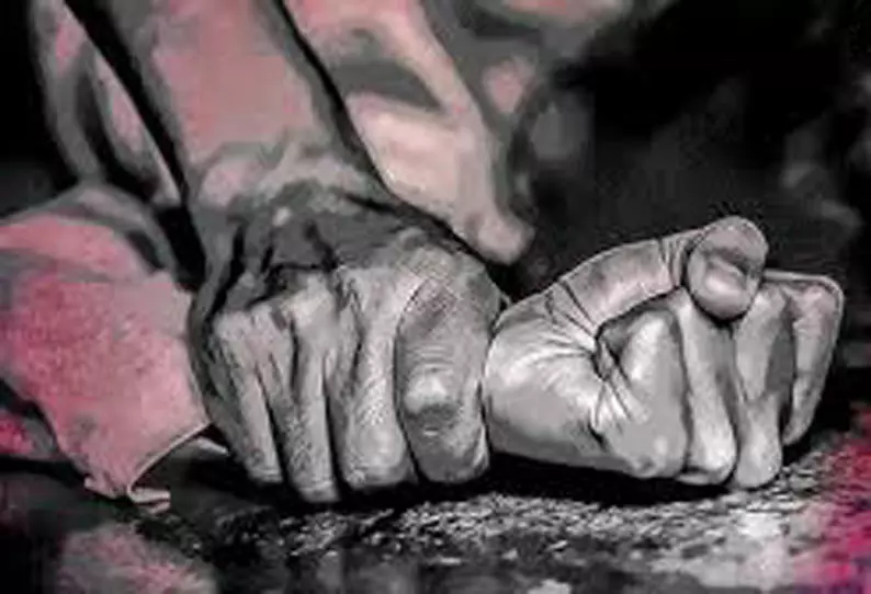 சிறுமியை மிரட்டி கூட்டு பலாத்காரம்- 5 பேர் கைது