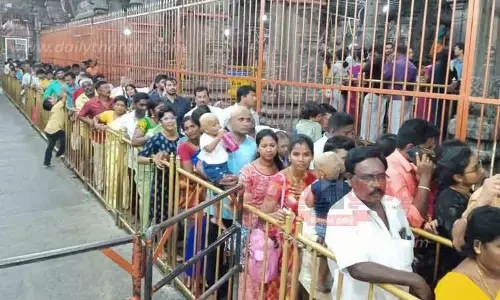 அருணாசலேஸ்வரர் கோவிலில் பக்தர்கள் கூட்டம் அலைமோதியது அருணாசலேஸ்வரர் கோவிலில் பக்தர்கள் கூட்டம் அலைமோதியது