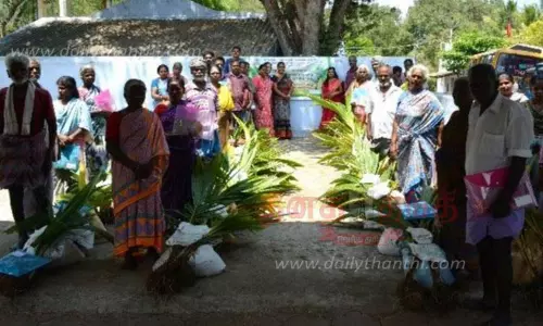 தென்னை விவசாயிகளுக்கு இடுபொருட்கள் வழங்கும் விழா