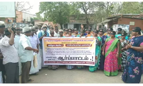 விருத்தாசலத்தில்கண்ணில் கருப்பு துணி கட்டி சத்துணவு ஊழியர்கள் ஆர்ப்பாட்டம்