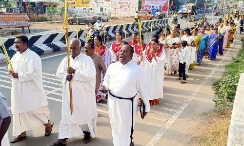 தேனி மாவட்டத்தில்குருத்தோலையுடன் பவனி சென்ற கிறிஸ்தவர்கள் தேனி மாவட்டத்தில்குருத்தோலையுடன் பவனி சென்ற கிறிஸ்தவர்கள்