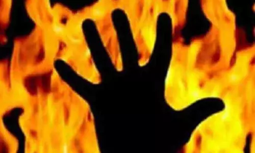 தனிமையில் வசித்து வந்த பெண் தீக்குளித்து தற்கொலை