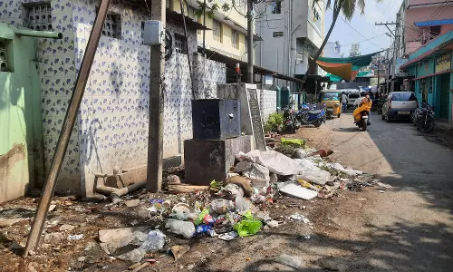 அரசு பள்ளி முன்பு குப்பைகளை கொட்டுவது தடுக்கப்படுமா? பொதுமக்கள் எதிர்பார்ப்பு