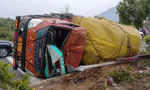 தொப்பூர் கணவாயில் லாரி கவிழ்ந்து டிரைவர் படுகாயம்