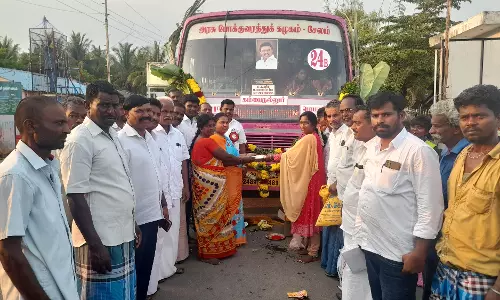 புதிய வழித்தடத்தில் அரசு பஸ் இயக்கம்; பெண்கள் ஆரத்தி எடுத்து வரவேற்பு