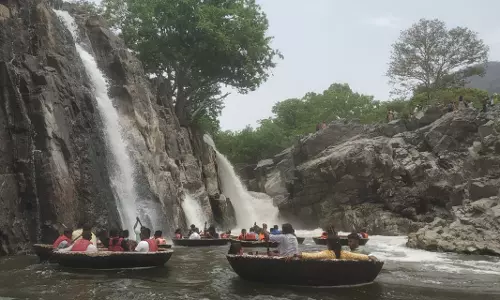வார விடுமுறையையொட்டி ஒகேனக்கல்லில் சுற்றுலா பயணிகள் குவிந்தனர்-பரிசலில் சென்றும், அருவியில் குளித்தும் மகிழ்ச்சி